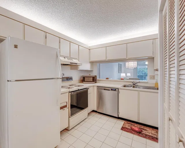 Unit 203 photo 8