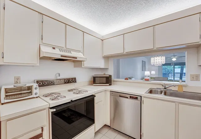 Unit 203 photo 9