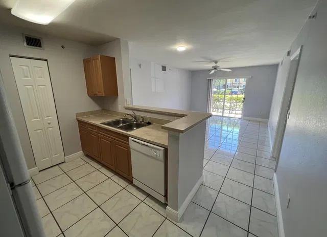 Unit 2103 photo 3
