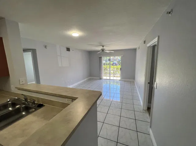 Unit 2103 photo 6