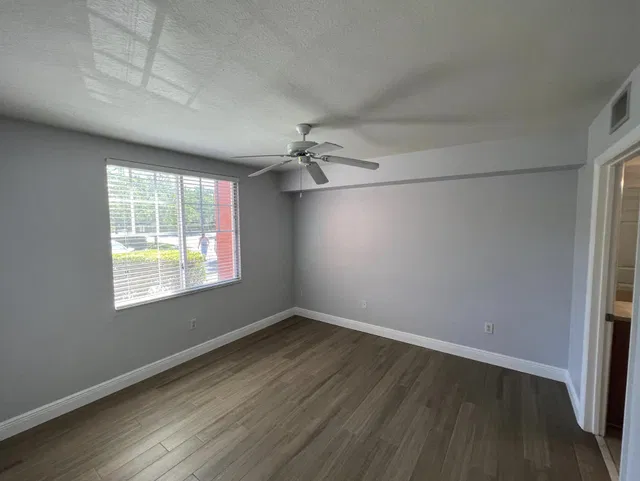 Unit 2103 photo 10