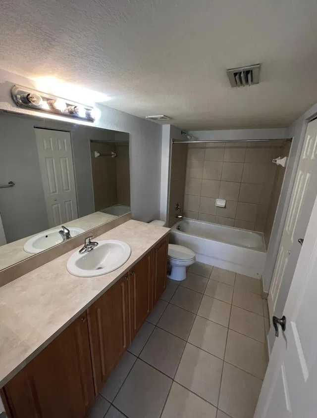 Unit 2103 photo 11