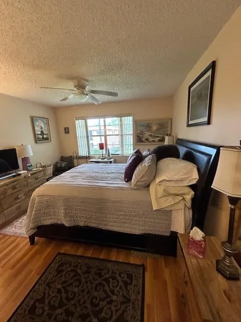 Unit H photo 17