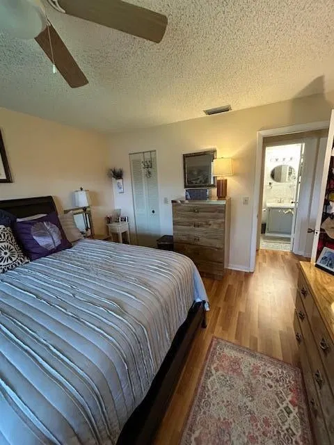 Unit H photo 18