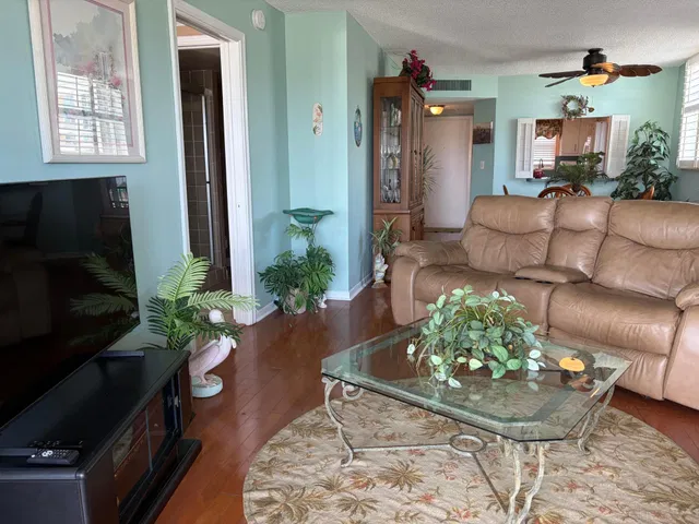 Unit 501 photo 16