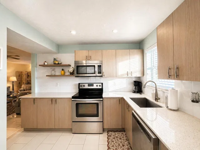 Unit 305 photo 11