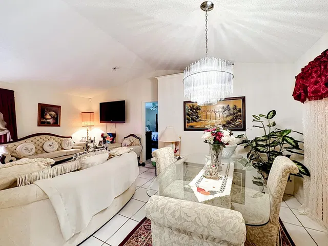 Residence photo 17