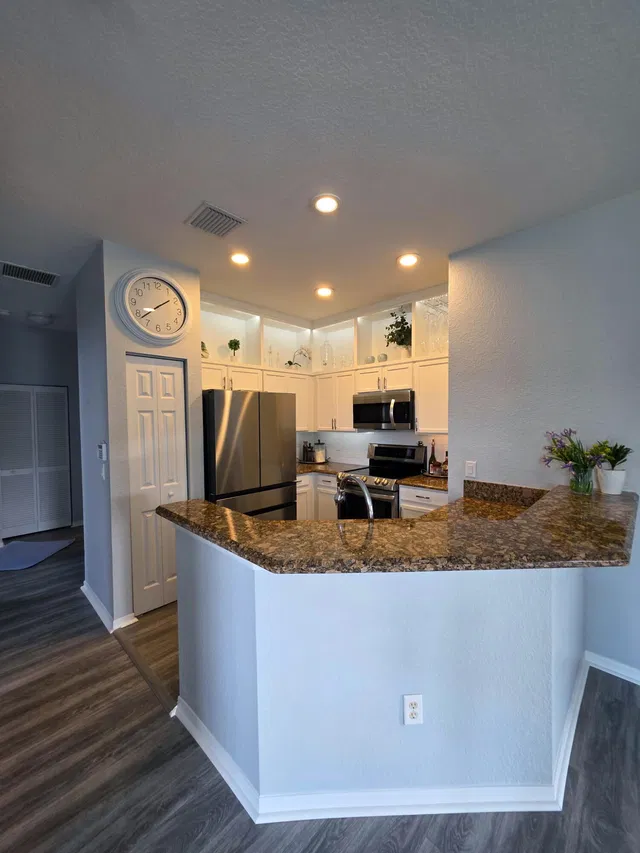 Unit 204 photo 5