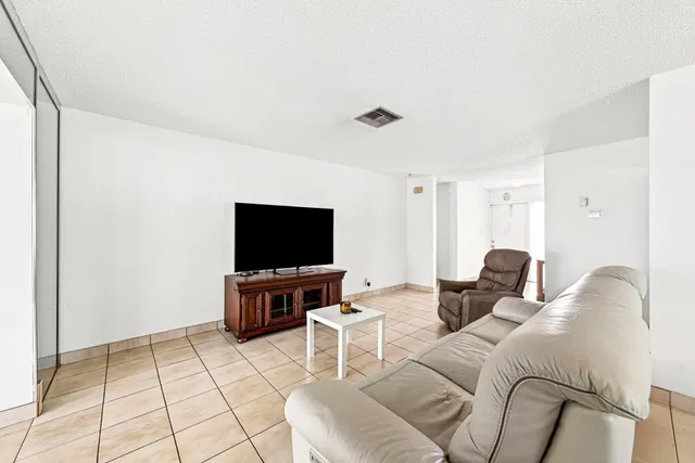 Residence photo 12