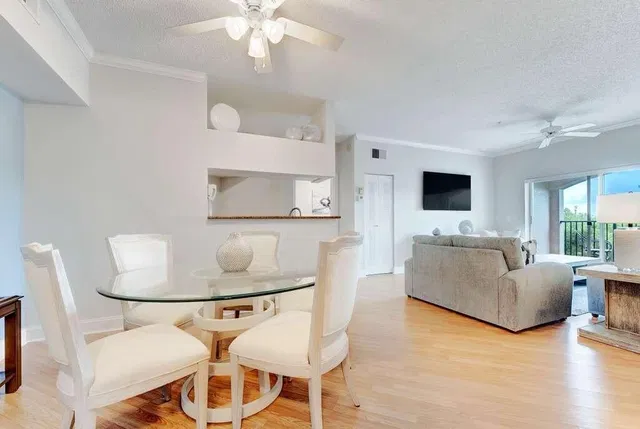 Unit 2417 photo 3