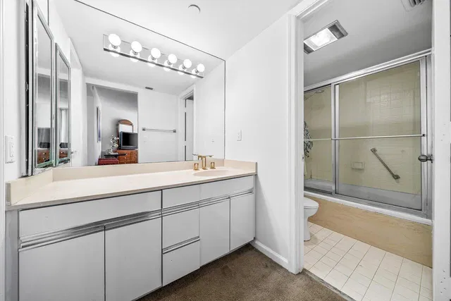 Unit 809 photo 21