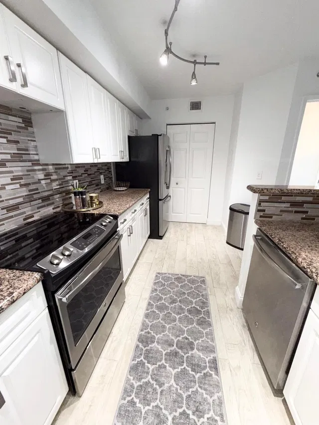 Unit 406 photo 11