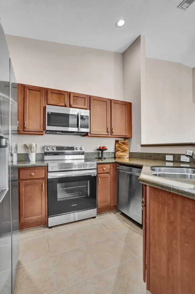 Unit 1825 photo 2