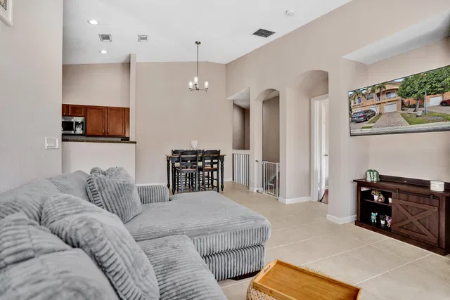 Unit 1825 photo 6