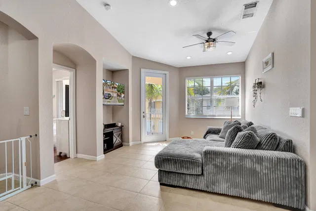 Unit 1825 photo 8