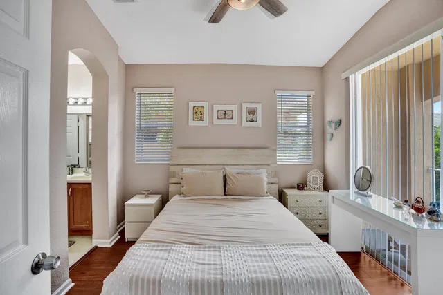 Unit 1825 photo 9