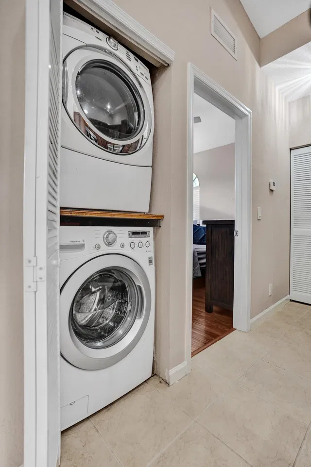 Unit 1825 photo 17