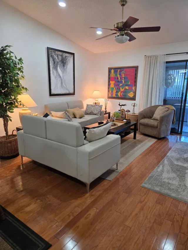 Unit 1204 photo 3