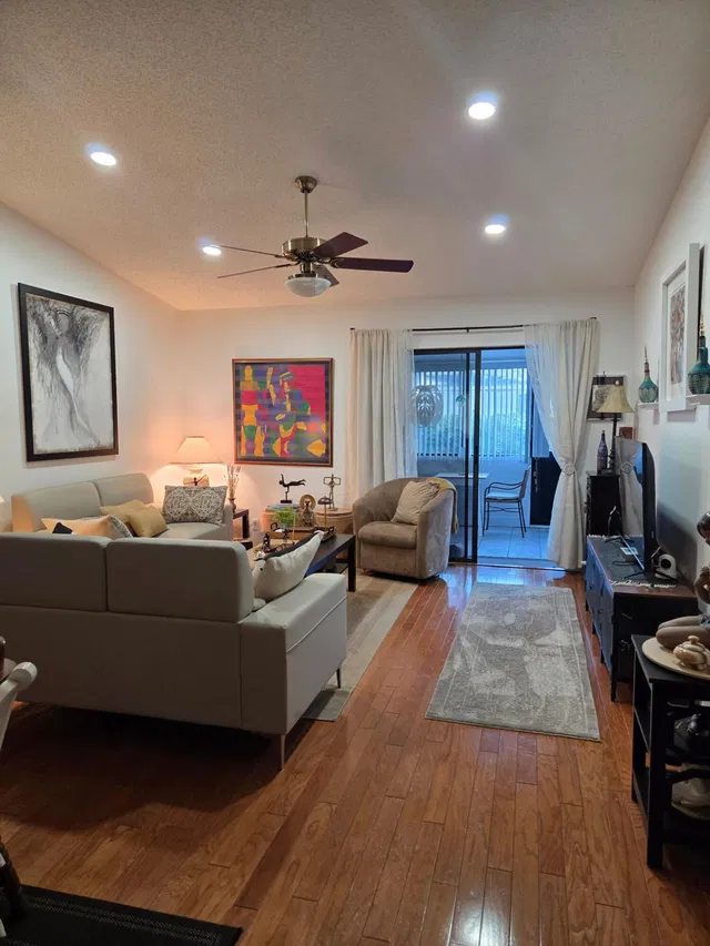 Unit 1204 photo 4