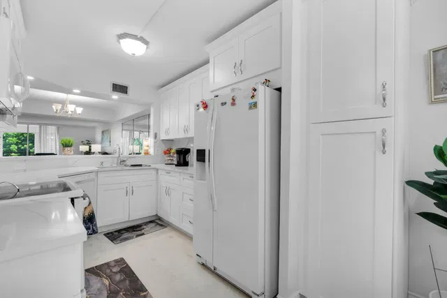 Unit 305 photo 11