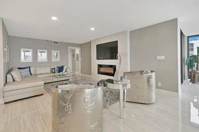 Unit 512 photo 14