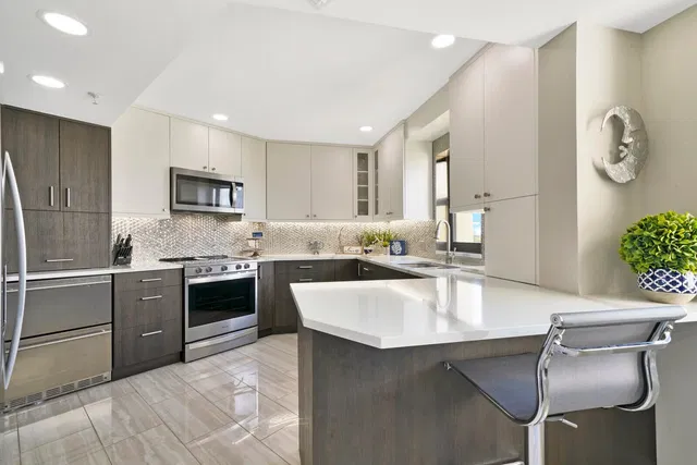 Unit 512 photo 20