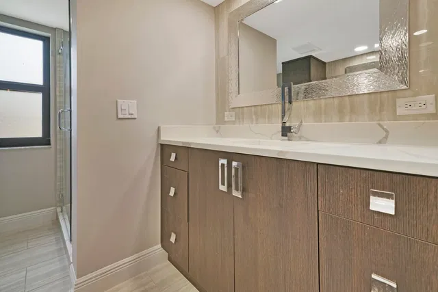 Unit 512 photo 30
