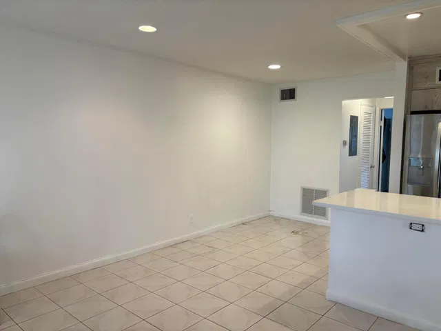 Unit 223 photo 3