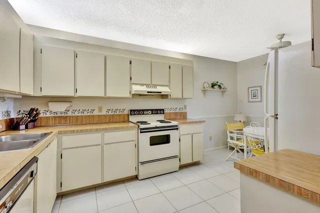 Unit 211 photo 12