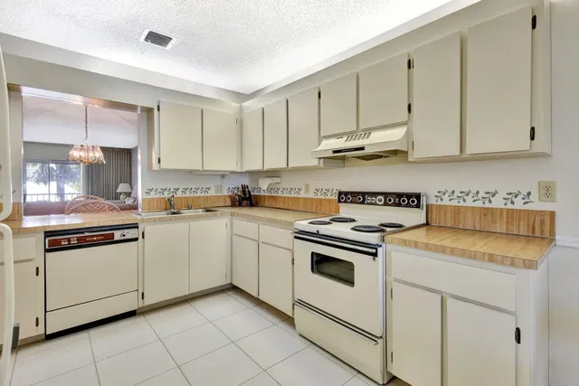 Unit 211 photo 14