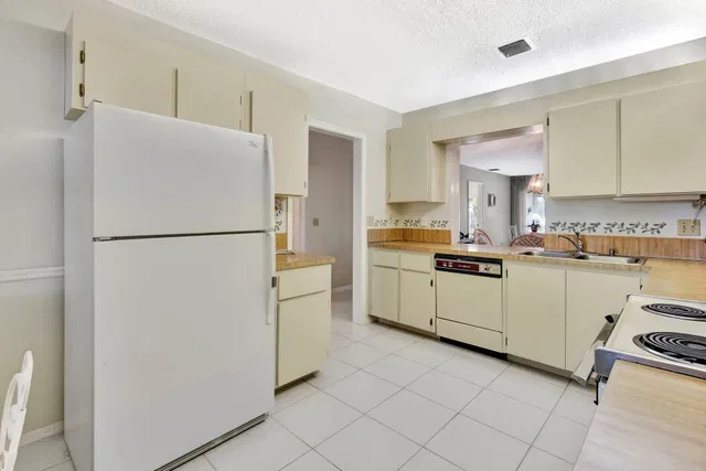 Unit 211 photo 16