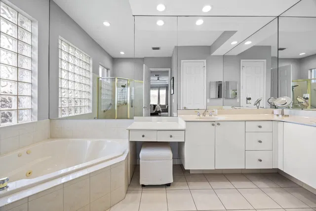 Woodfield Country Club Residence photo 37