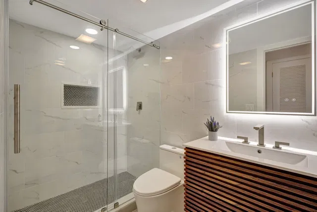Unit 208 photo 18