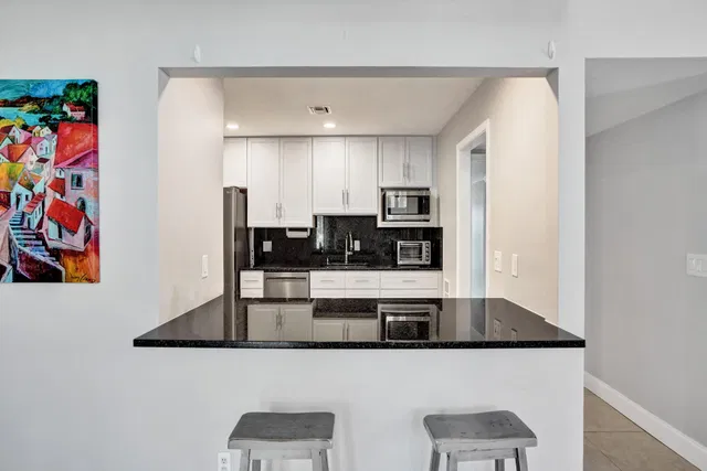 Unit Unit 101 photo 16