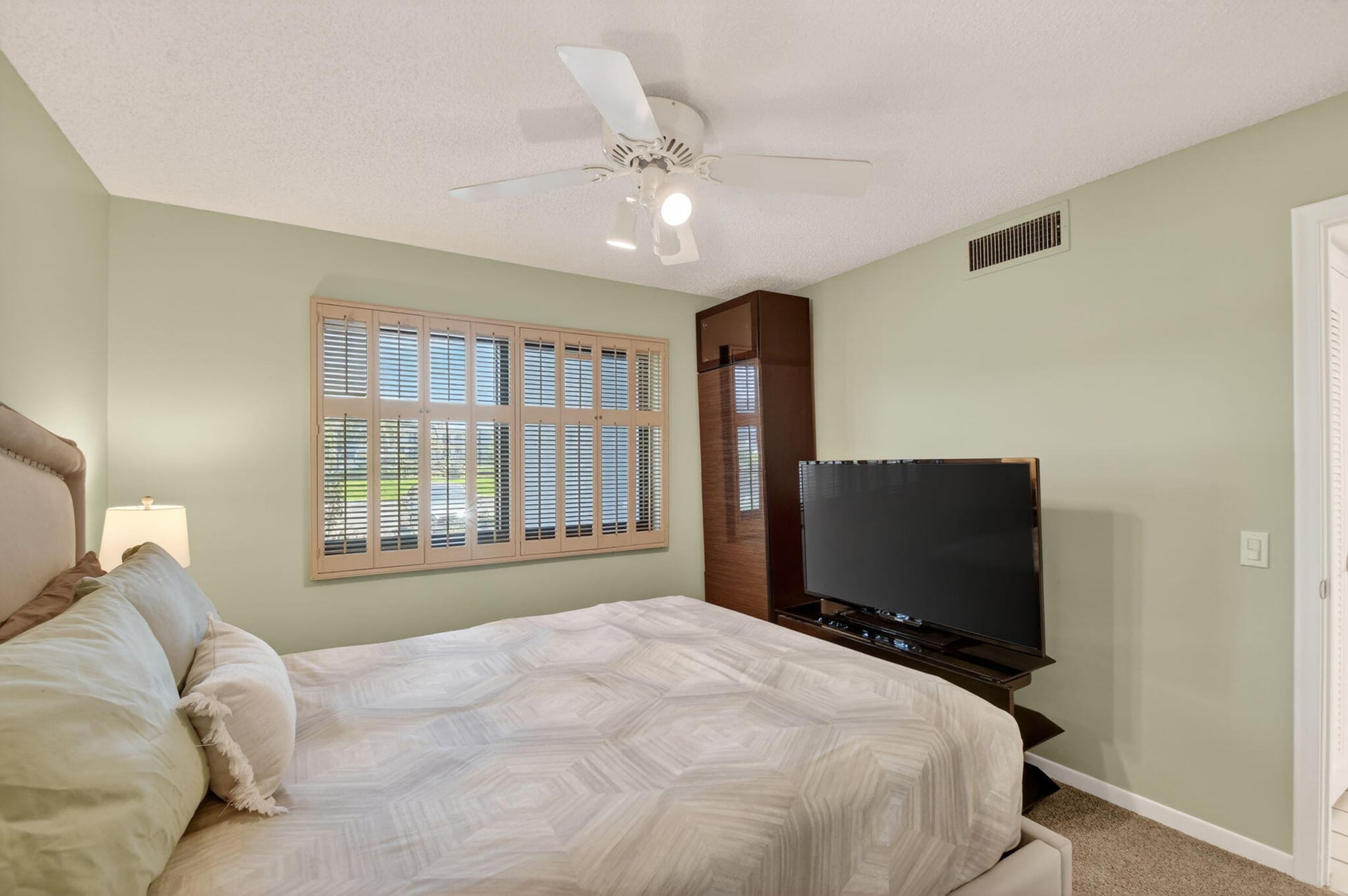 Unit 101 photo 16