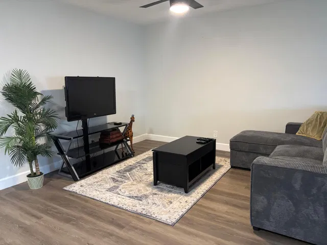 Unit C photo 11