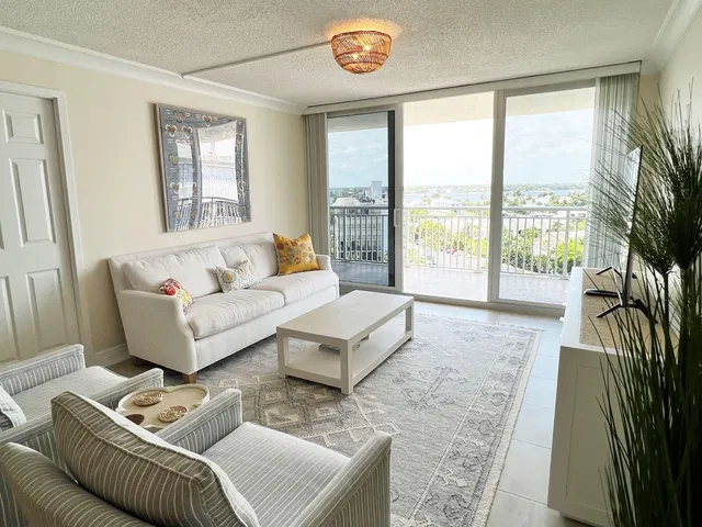 Barclay Condo Unit 914 photo 2
