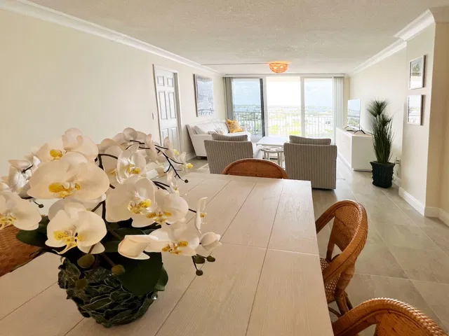 Barclay Condo Unit 914 photo 3