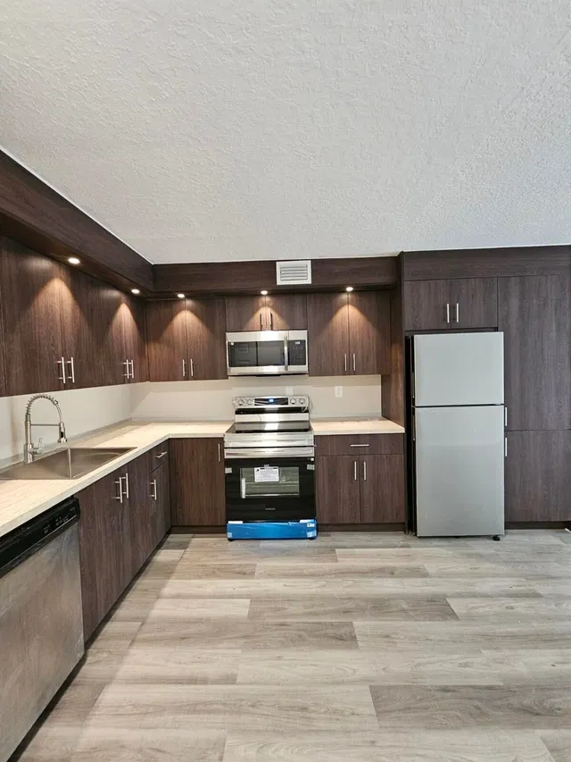 Unit 305 photo 5