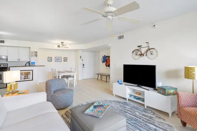 Unit 206 photo 4