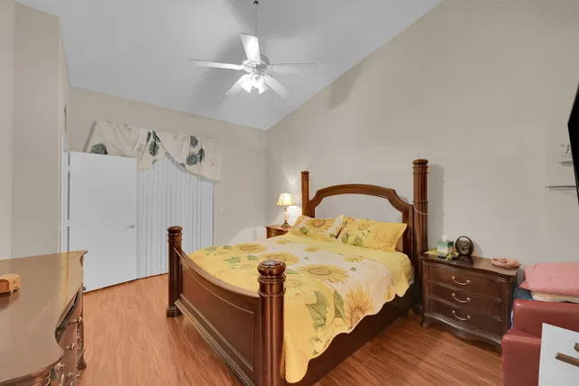 Unit H photo 16