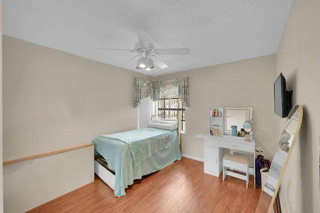 Unit H photo 21