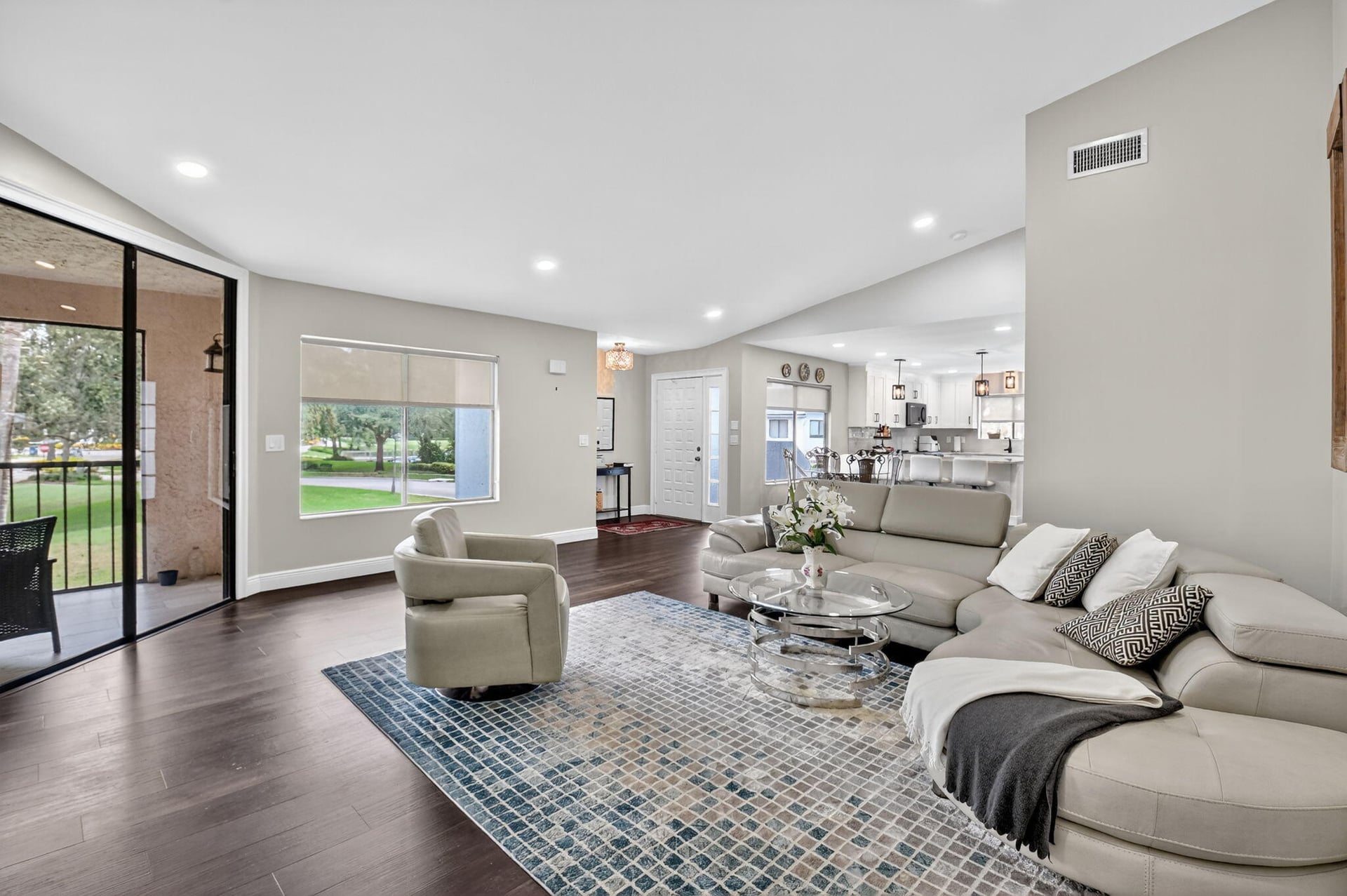 Unit 11204 photo 4