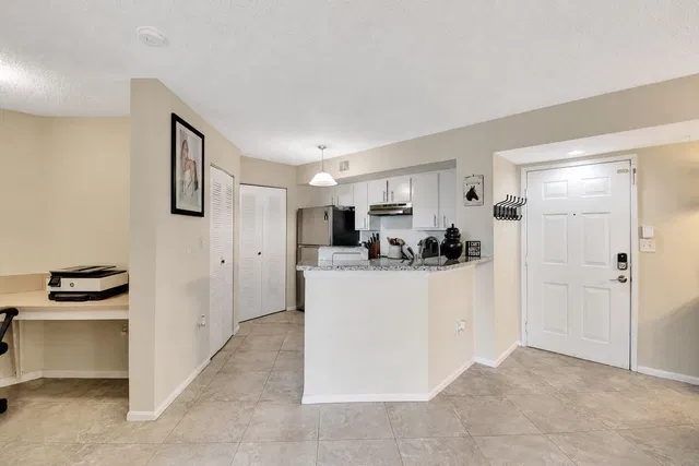 Unit 204 photo 8