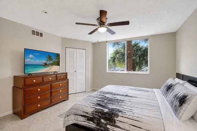Unit 204 photo 11