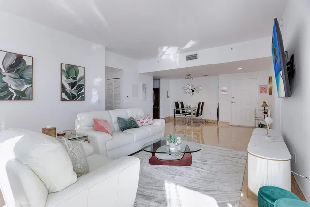 The Strand Unit 1008 photo 8