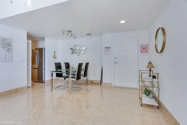 The Strand Unit 1008 photo 9