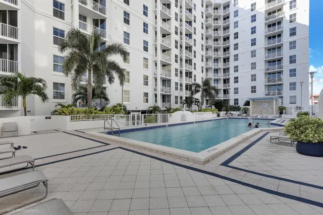 The Strand Unit 1008 photo 17
