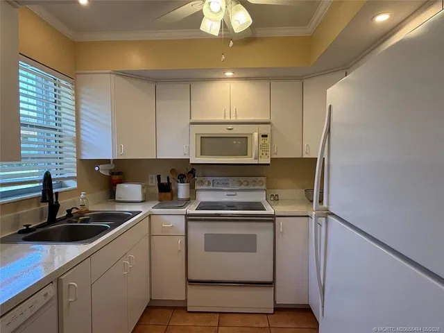 Unit 10-2 photo 5