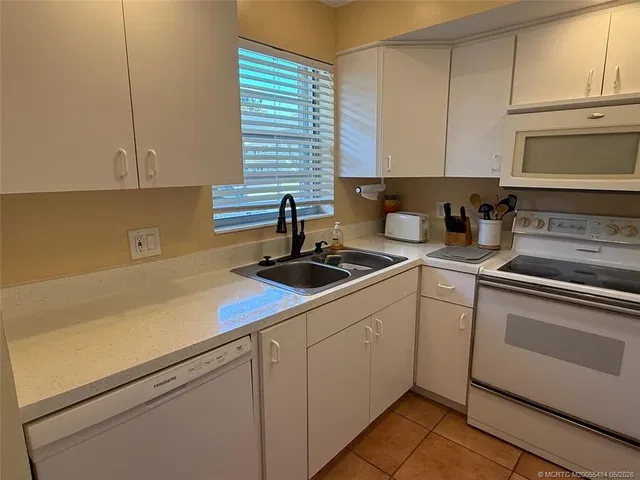 Unit 10-2 photo 6